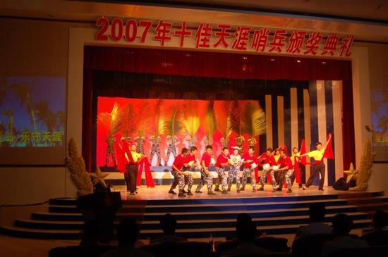 岛上官兵的文化娱乐生活。陈俨 摄
