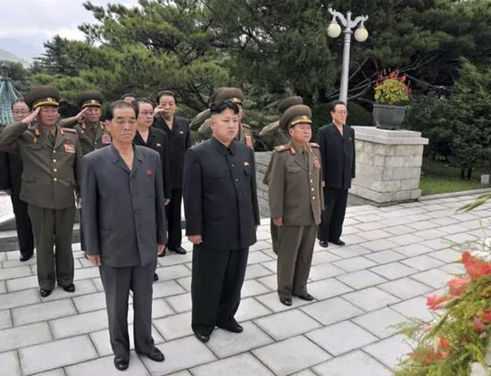 △2013年,金正恩到中国人民志愿军烈士陵园凭吊