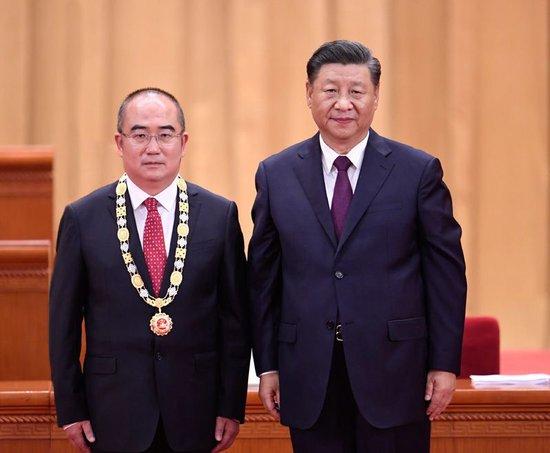 2020年9月8日,全国抗击新冠肺炎疫情表彰大会在北京人民大会堂隆重举行。习近平总书记向“人民英雄”国家荣誉称号获得者张定宇颁授奖章。新华社记者 申宏 摄