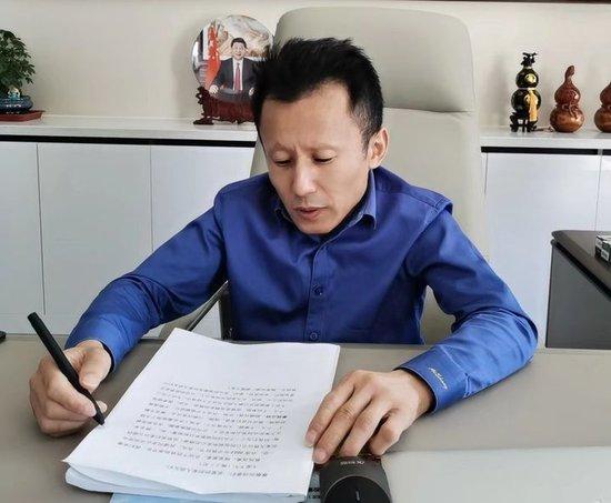 身高只有一米二五,他从辍学高中生逆袭成为身价过亿的企业家