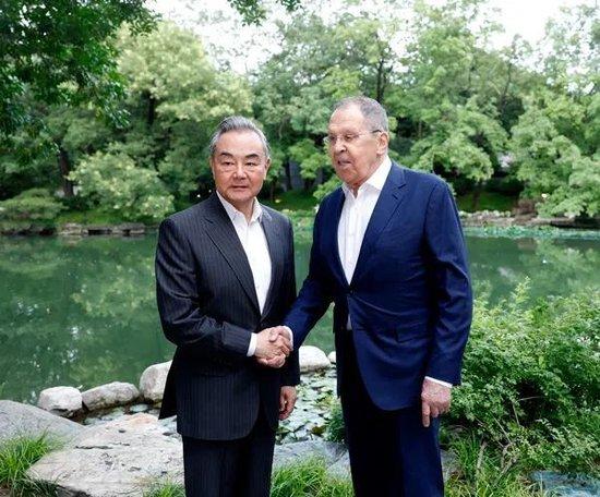 王毅在北京会见拉夫罗夫,两人都没打领带