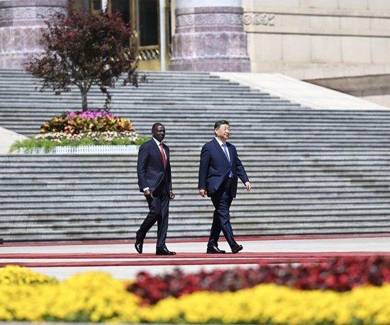 4月24日上午,国家主席习近平在北京人民大会堂同来华进行国事访问的肯尼亚总统鲁托举行会谈。这是会谈前,习近平在人民大会堂东门外广场为鲁托举行欢迎仪式。