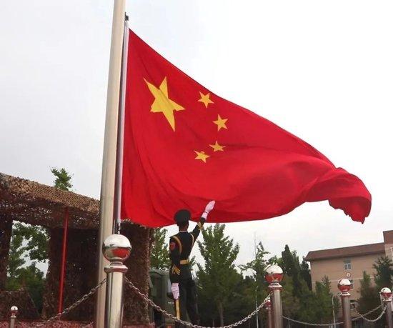 九三阅兵当天，他将升起五星红旗！