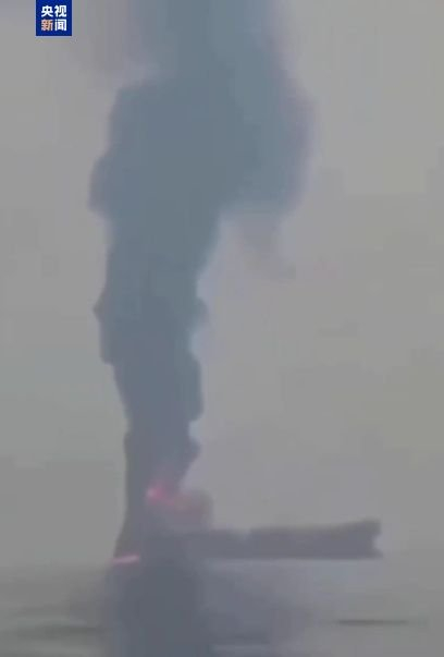 一艘试图通过霍尔木兹海峡的油轮被击中