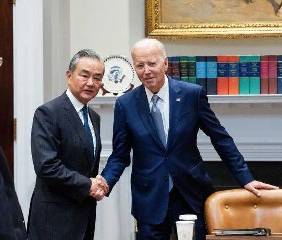 当地时间10月27日，美国总统拜登在白宫会见到访的中共中央政治局委员、外交部长王毅  图：新华社