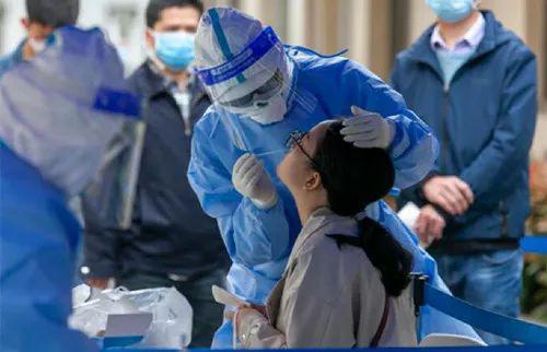 4月14日,企事业员工在上海市闵行区华漕社区卫生服务中心接受核酸检测采样。