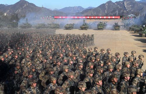 1月4日,陆军第82集团军某合成旅官兵受领训令后快速奔向战位。新华社记者 张永进 摄