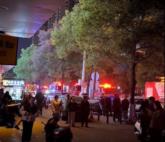 湖南长沙县一栋大楼凌晨发生爆炸,住户睡梦中被巨响震醒,现场十多辆消防车扑救