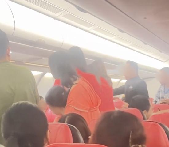 吉隆坡飞成都航班上两名旅客“大打出手”,警方:涉事乘客正接受调查!资深机长:或影响飞行安全