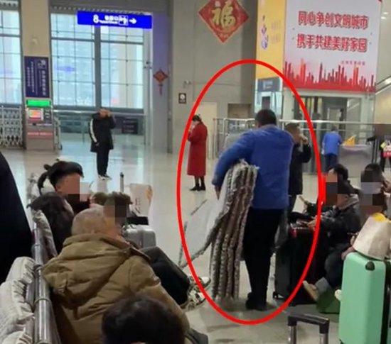 火车站铺放座椅垫拍照后又拆除?网友质疑摆拍,官方通报:不属实