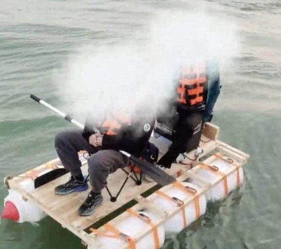 男子“手搓”小船携子游太湖被困，无锡公安紧急救援