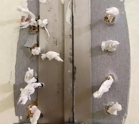 塞上纸巾的摄像孔 图源网络