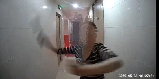 大连网友发视频称疑患精神病的邻居持刀上门 当地称相关部门正在做工作