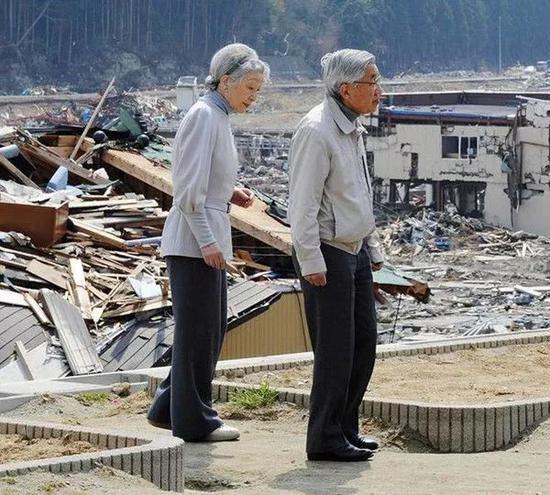 ▲2011年4月27日,明仁天皇夫妇视察地震灾区悼唁死难者。