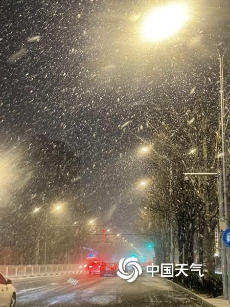 北京多地进入降雪主要时段 一组图看漫天雪花纷飞
