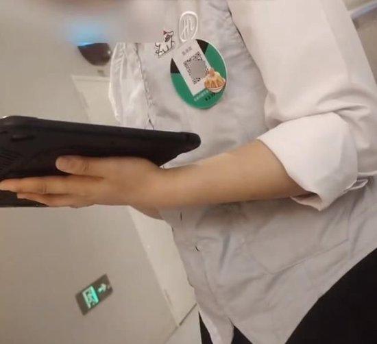 吃海底捞要给小费了?有店员戴“打赏码”服务,品牌方:是个别门店行为