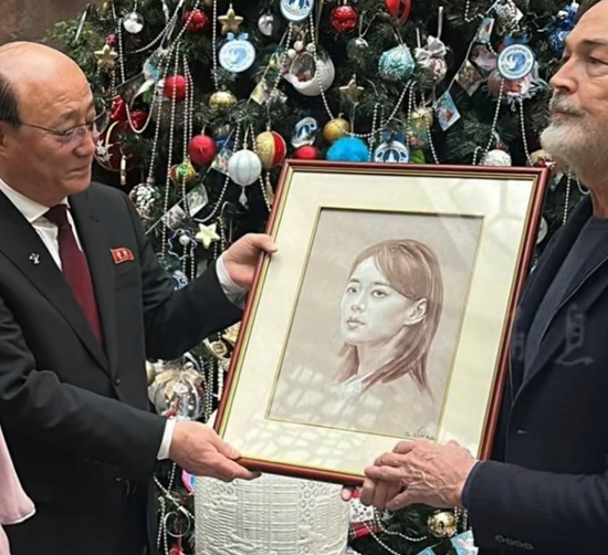 金与正和扎哈罗娃互赠新年礼物：一个大花瓶和一张画像