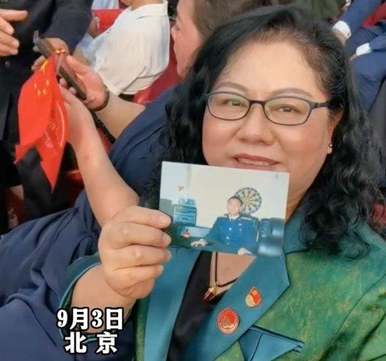 81192!歼-20S你看到了吗?!“海空卫士”王伟遗孀带着王伟照片在天安门广场观看阅兵