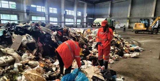 环卫工翻8吨垃圾帮游客找儿童手表引质疑,城管局回应:有需求就要做