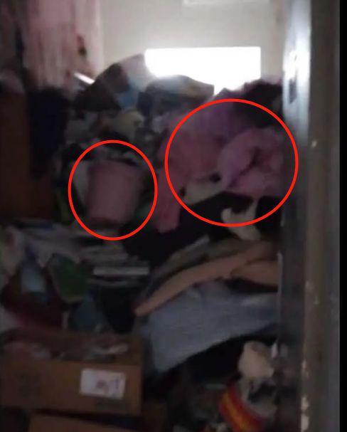 垃圾桶和被褥混在一起