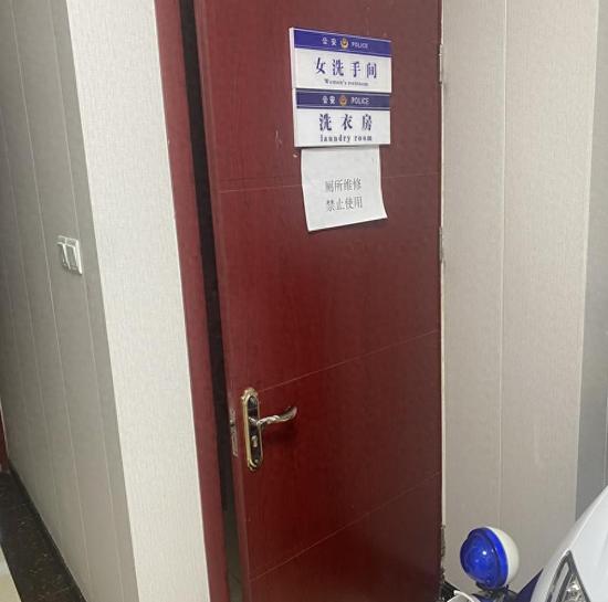 孙先生称当时自己被一群人拖拽进女厕所殴打