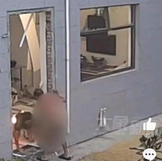 厨房突然爆炸!丈夫烧伤92%仍返回救妻,儿子哭诉:爸爸已去世,不敢告诉妈妈