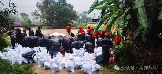 台风“蝴蝶”引发强降雨,广东各地民兵紧急出动救援