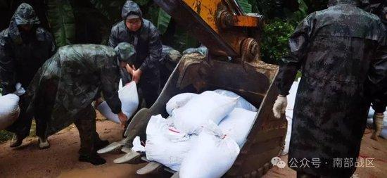 台风“蝴蝶”引发强降雨,广东各地民兵紧急出动救援