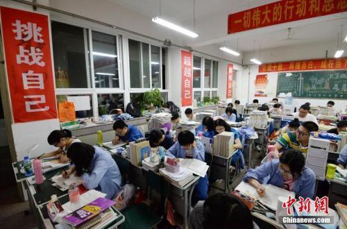 资料图:5月23日晚,在河北省邯郸市第一中学,即将参加高考的高三学生在上晚自习。中新社发 郝群英 摄 图片来源:CNSPHOTO