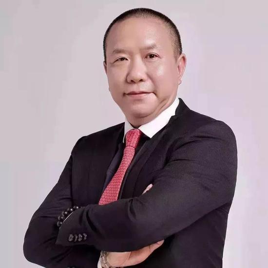 黄华军:曾任职于《亚太经济时报》《粤港信息日报》(后改名为《民营经济报》),历任记者、部主任、副总编辑,从事报业工作13年, 2004年辞职下海。2007年创办第一商业网。