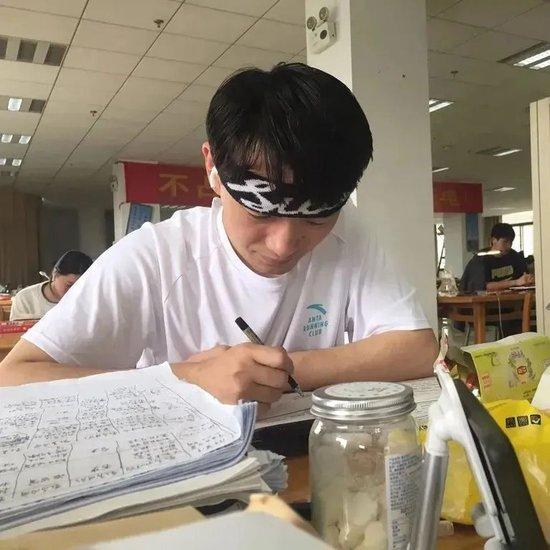 2008年故意考0分男子经历进厂、种地、离婚,今年重返考场称想考公费师范生