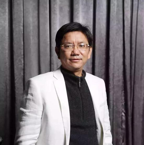 陈朝华:资深媒体人,曾任南方周末记者,南方日报、南方周末上海记者站副站长,南方都市报编委,南方都市报副总编辑。2015年年初,加盟搜狐,担任副总裁兼总编辑。2017年1月,出任360公司副总裁、北京时间联席总裁。