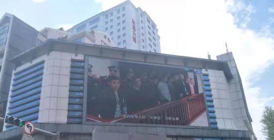 昆明大街小巷可见扫黑除恶宣传片和标语。摄影:向凯