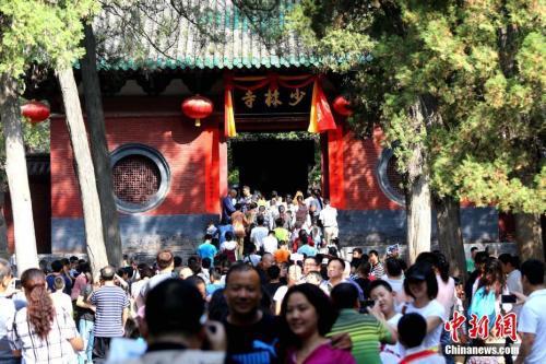 9月20日起,嵩山少林寺景区门票价格由100元降为80元。(资料图)中新社记者 王中举 摄