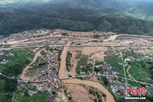 据广东省河源市防汛防旱防风指挥部办公室统计,截至6月11日,暴雨导致河源全市63个乡镇不同程度受灾。图为航拍镜头下的广东省河源市连平县上坪镇。中新社记者 陈骥旻 摄