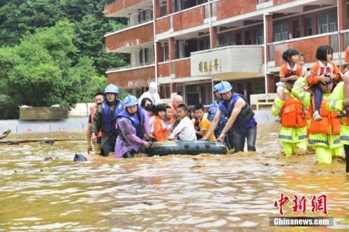 6月9日至10日,江西省龙南县普降暴雨,该县地势低洼的杨村镇中心小学师生被洪水围困。截至10日17时,该小学1309名师生全部安全转移。文/叶波 王剑 图/叶波