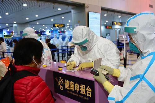 3月27日,中国海关工作人员在健康申报台为入境旅客服务。
