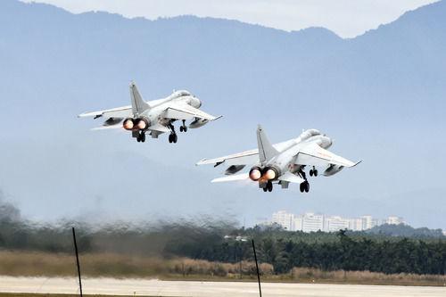 1月5日,南部战区海军航空兵某旅组织新年度首次飞行训练。这是双机起飞。新华社发(赖伟 摄)