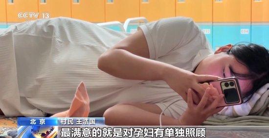冒雨抢运物资 总台记者探访北京门头沟最大安置点