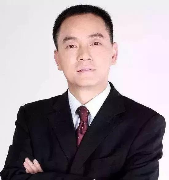 向寒松:2000年9月进入羊城晚报社,先后任“汽车周刊”记者、主编,专刊部副主任。2006年8月,从羊城晚报社辞职,加盟南菱汽车集团,任营销副总裁。2007年9月,与人合伙在广州创立旗智传播机构,任总经理至今。