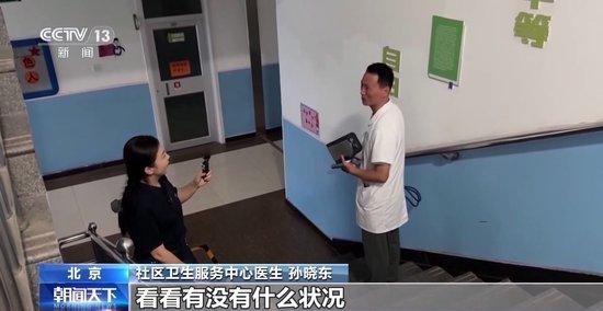 冒雨抢运物资 总台记者探访北京门头沟最大安置点