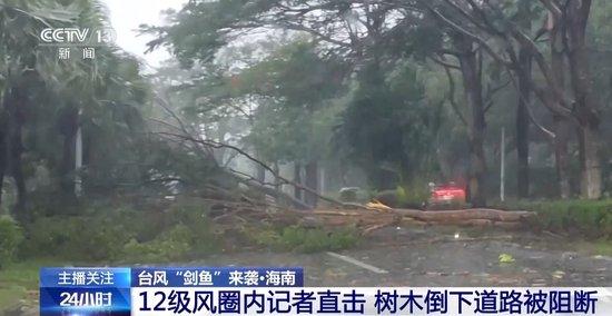 台风“剑鱼”来袭 直击十二级风圈里的三亚