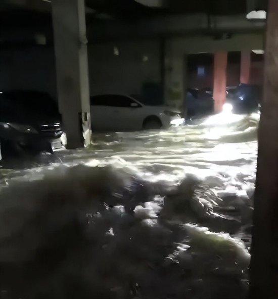 凌晨持续大暴雨致车库被淹,桂林多位市民挪车被困拉绳逃生