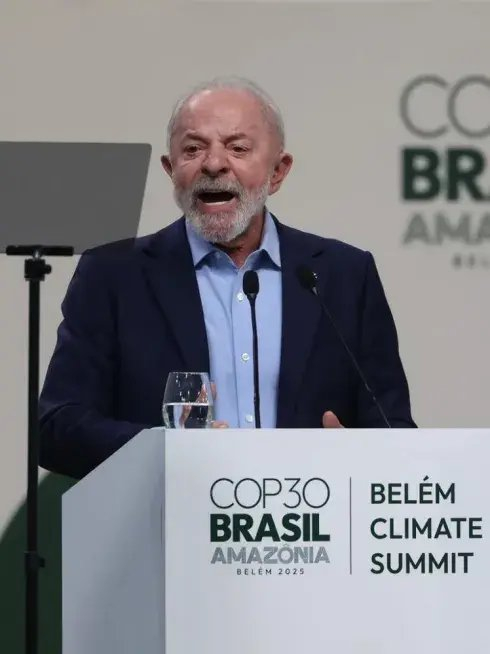 美媒：“卢拉乘中国电动汽车抵达会场”