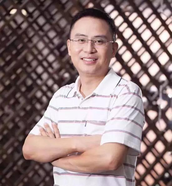苟骅:曾在南方报业传媒集团旗下《南方都市报》担任记者、新闻部主任、编委、总编辑助理,自2007年开始跨界互联网行业,任南都报系副总裁,兼南都全媒体首席运营官、总干事,南都全媒体网络科技公司董事、总经理,奥一网总编辑、CEO。2015年11月8日宣布辞职,创办“南友圈”。