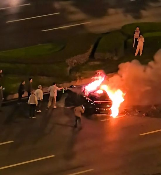 成都一轿车事故碰撞爆燃视频曝光,有救援者徒手砸驾驶窗玻璃,“如果车门能打开或许能救出来”