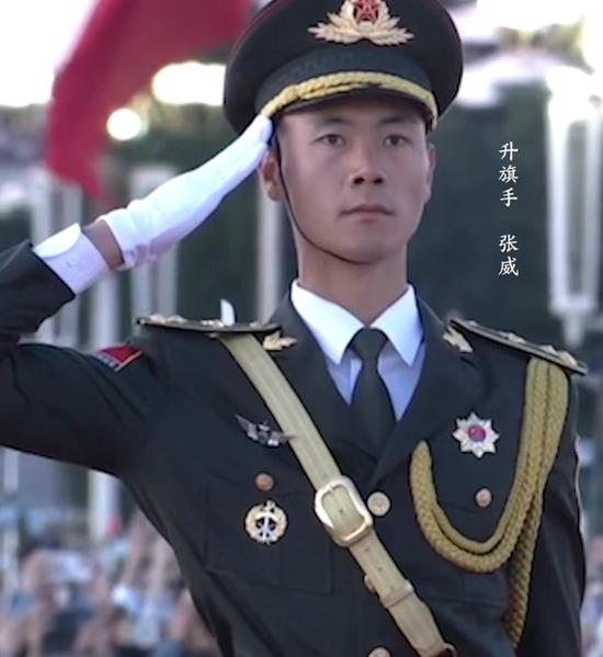 九三阅兵当天，他将升起五星红旗！