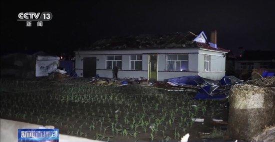 吉林松原部分乡镇遭遇龙卷风 有民房屋顶被掀翻