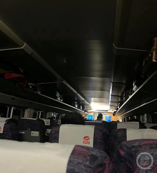 列车停车时断电,车内只有应急照明。