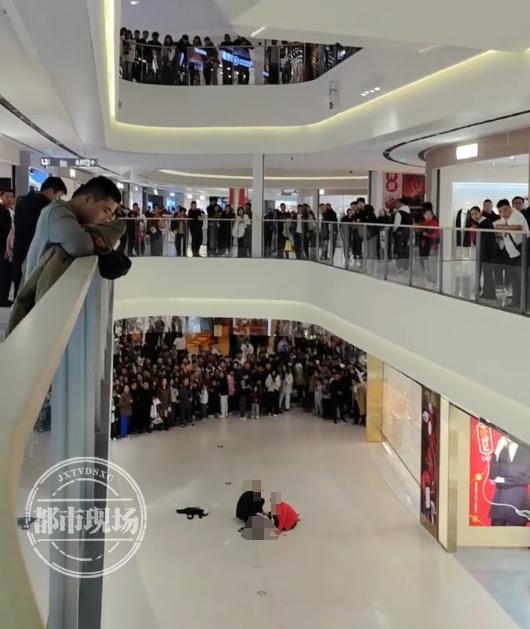 山东济宁一女孩在商场坠亡,其倚靠的扶梯玻璃护栏疑似脱落,警方回应